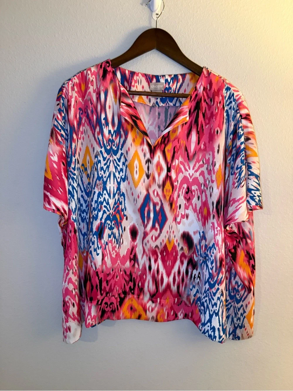 Chico's Multicolor Ikat V-Neck Short Sleeve Blouse